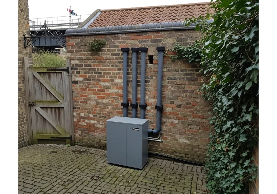 Pompe à chaleur air/eau installée au Coteau dans une maison de faubourg en brique