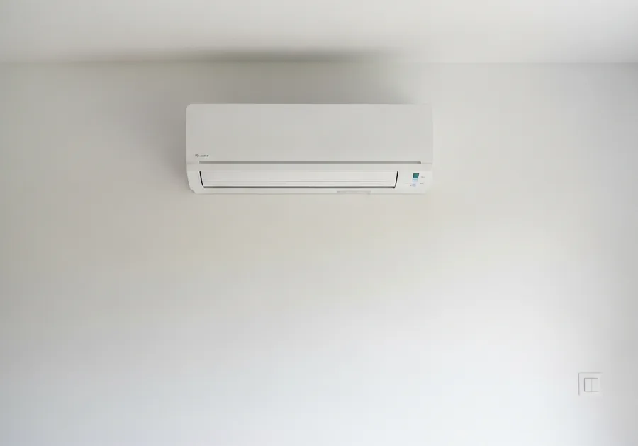 Climatisation réversible multi-split installée dans une maison récente d'un lotissement de Saint-Léger-sur-Roanne